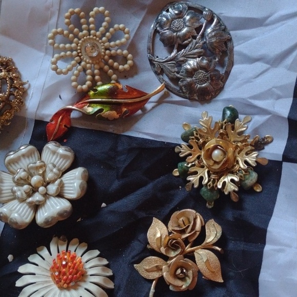 Vintage Broche lot